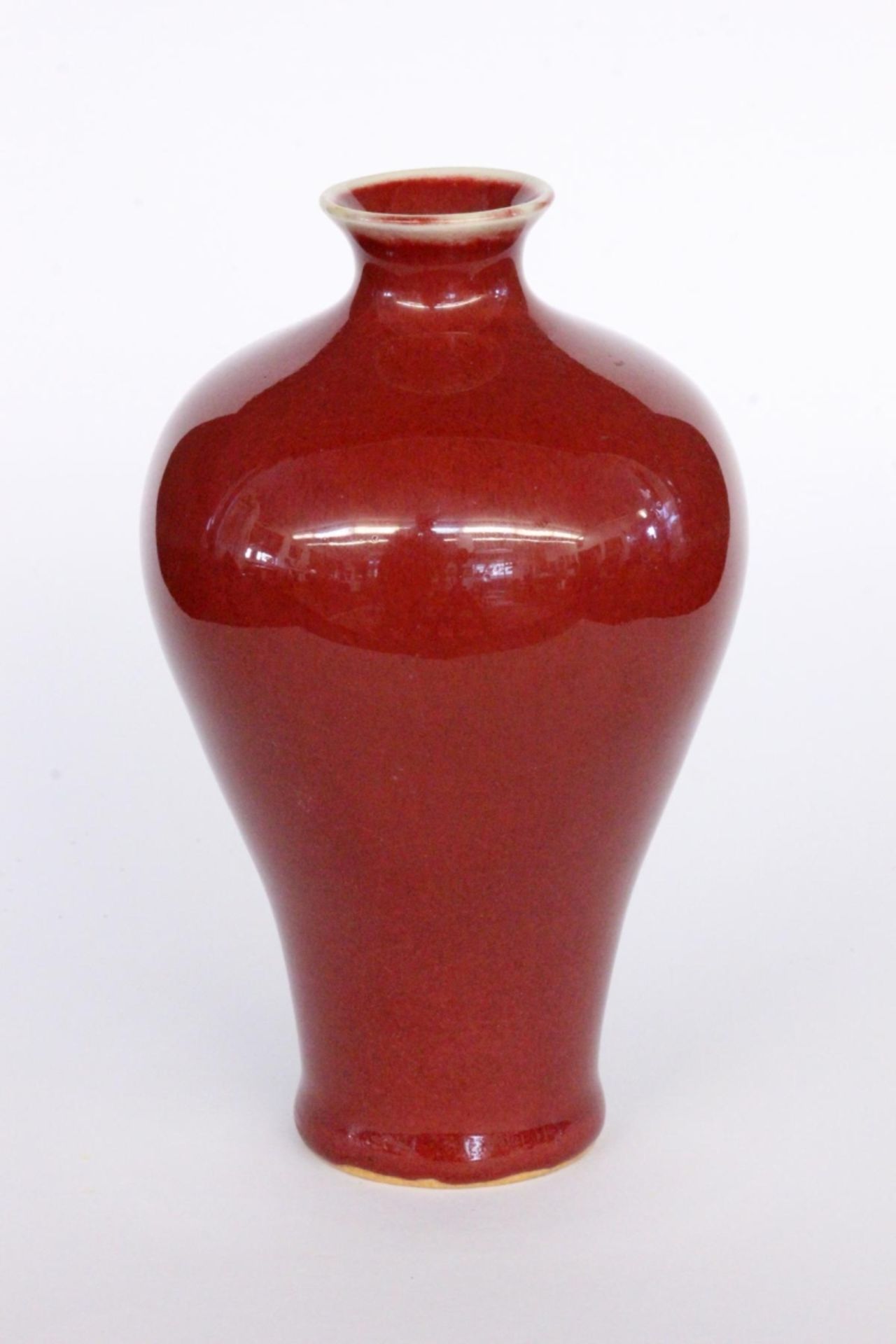 VASE MIT OCHSENBLUT-GLASURwohl Qing Dynastie, China Porzellan, Balusterform. Kangxi, 6 Zeichenmarke. - Bild 2 aus 4