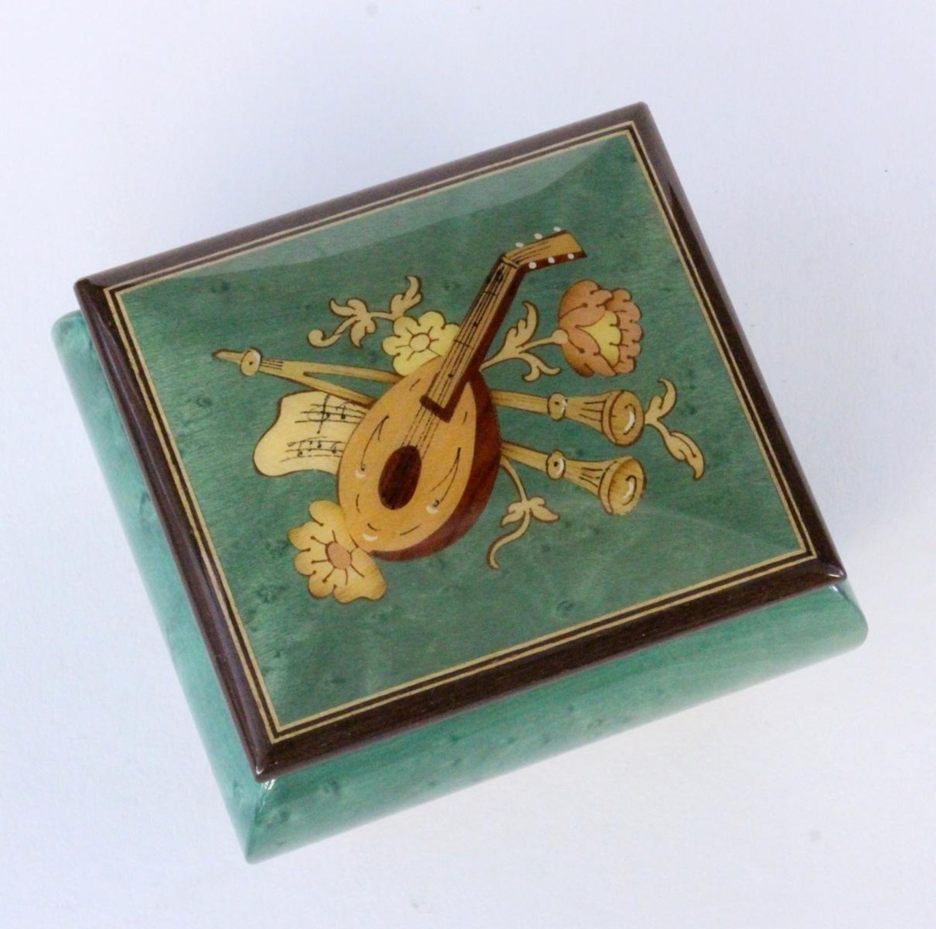 REUGE SPIELUHRSchweiz, 20.Jh. Holzschatulle mit Spielwerk. 6x10,5x9cm. Intakt.A REUGE MUSIC BOX - Bild 2 aus 2