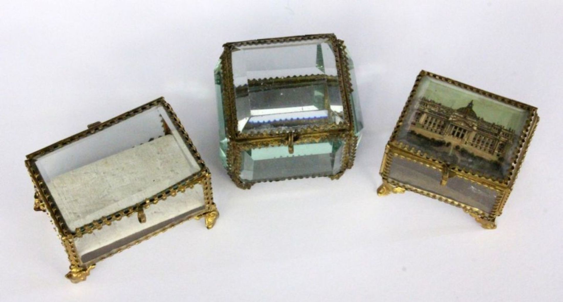 3 SCHMUCKDOSENGlas mit Metallmontur3 JEWELLERY BOXES Glass with metal mount