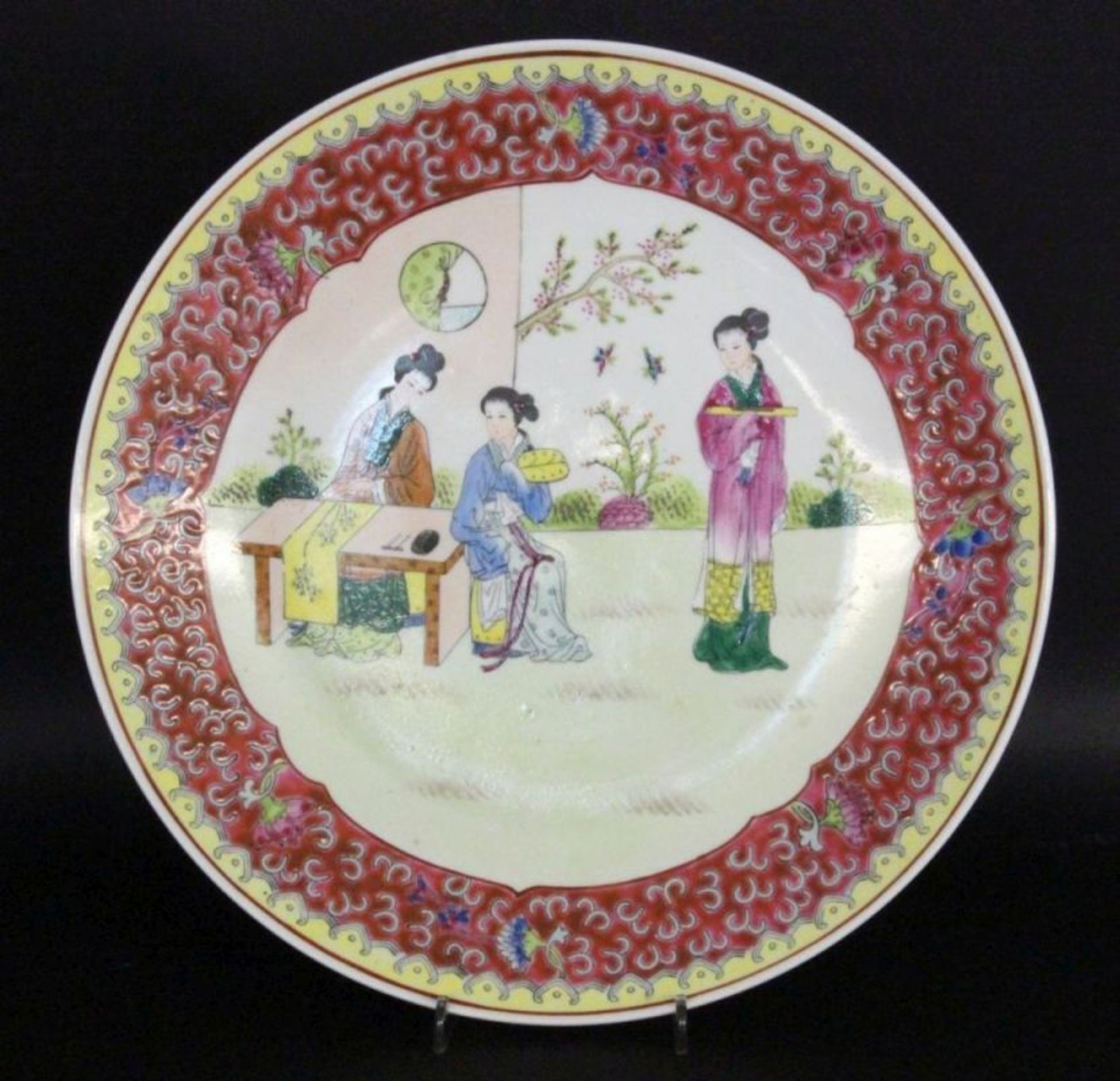 WANDTELLER IM FAMILLE ROSE STILwohl China, 20.Jh. Porzellan mit polychromer Bemalung. Verso rote