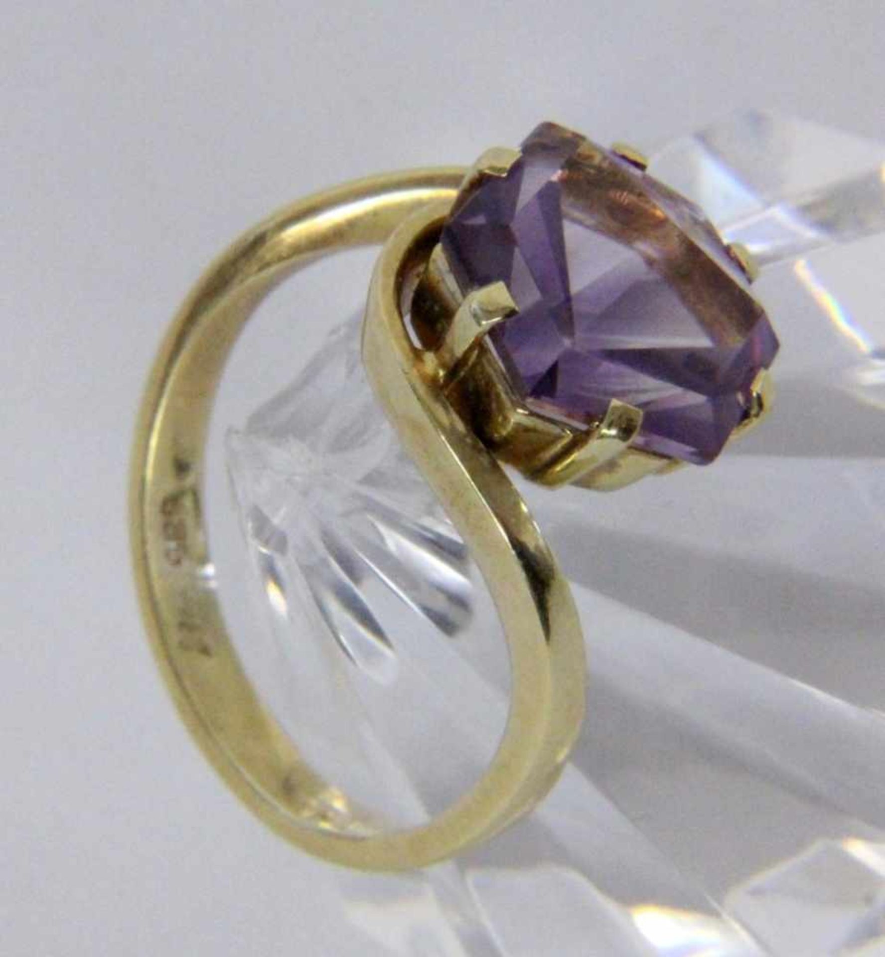 A LADIES RING 585/000 yellow gold with amethyst. Ring size 55, gross weight approximately5.5