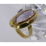 A LADIES RING 585/000 yellow gold with amethyst. Ring size 54, gross weight approximately4.7 grams.