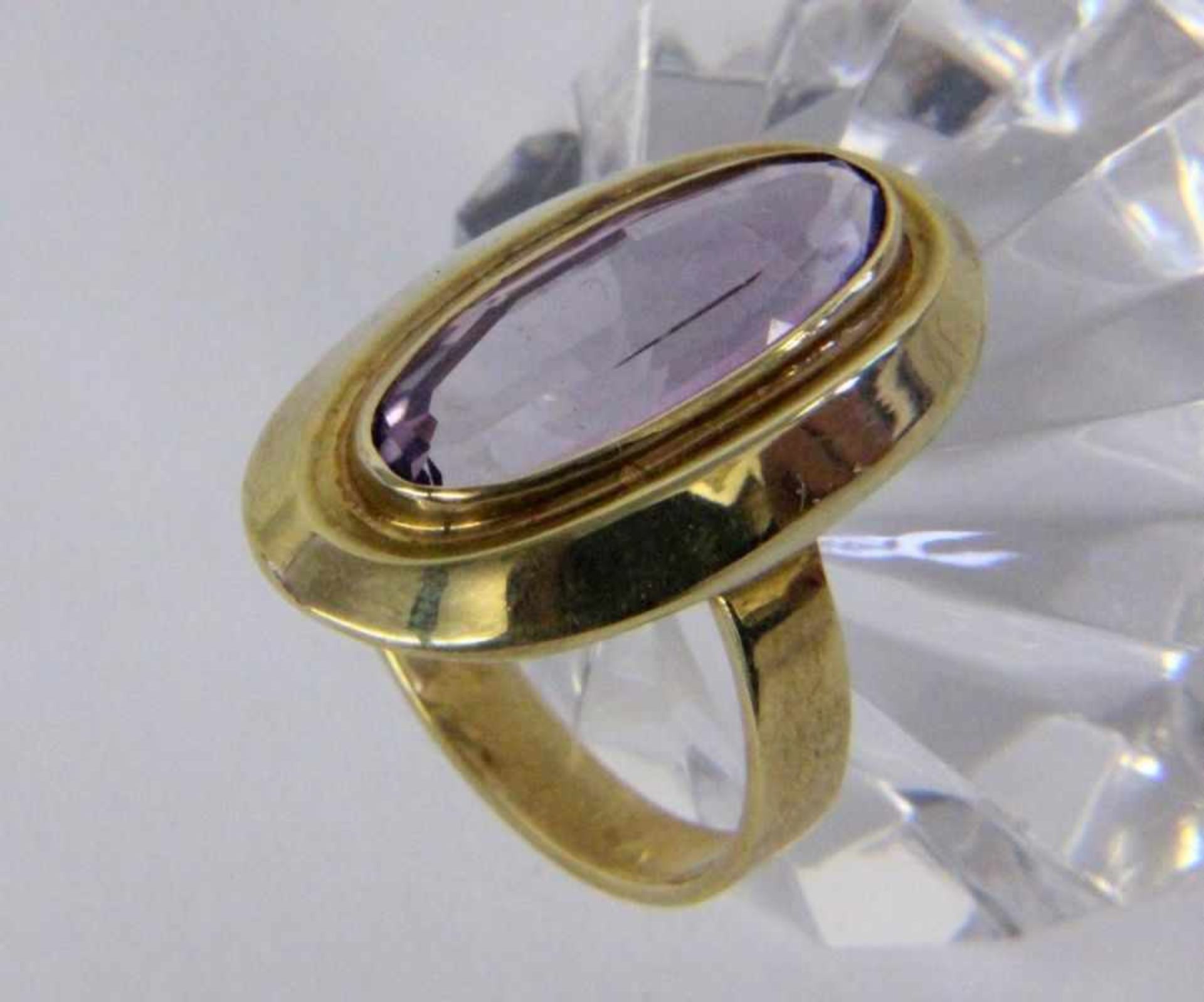 A LADIES RING 585/000 yellow gold with amethyst. Ring size 54, gross weight approximately4.7 grams.