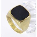 A MEN'S RING 333/000 yellow gold with onyx. Ring size 65, gross weight approximately 5.7grams.