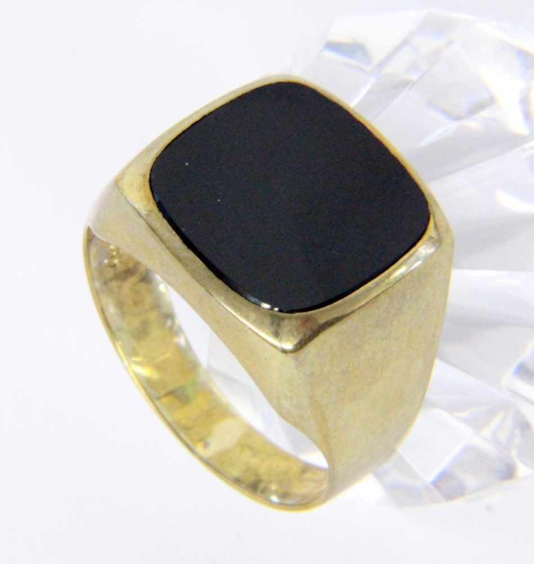 A MEN'S RING 333/000 yellow gold with onyx. Ring size 65, gross weight approximately 5.7grams.