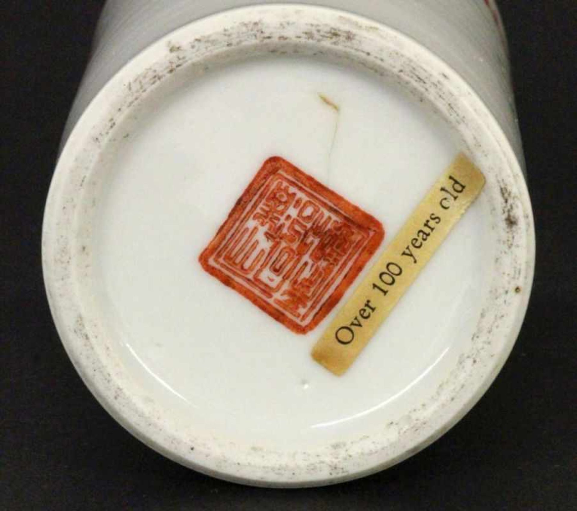 A PAINTBRUSH VASE China circa 1900 Porcelain with polychrome painting. Red maker's mark.11.5 cm - Bild 2 aus 2