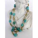 A NECKLACE WITH TURQUOISE NUGGETS AND PEARLS 333/000 yellow gold. 84 cm long. Gross