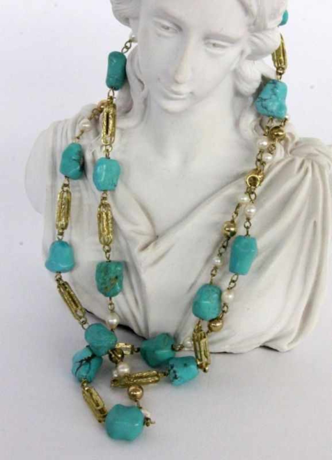 A NECKLACE WITH TURQUOISE NUGGETS AND PEARLS 333/000 yellow gold. 84 cm long. Gross