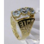 A LADIES RING 585/000 yellow gold and 3 aquamarines. Ring size 56, gross weightapproximately 8.9