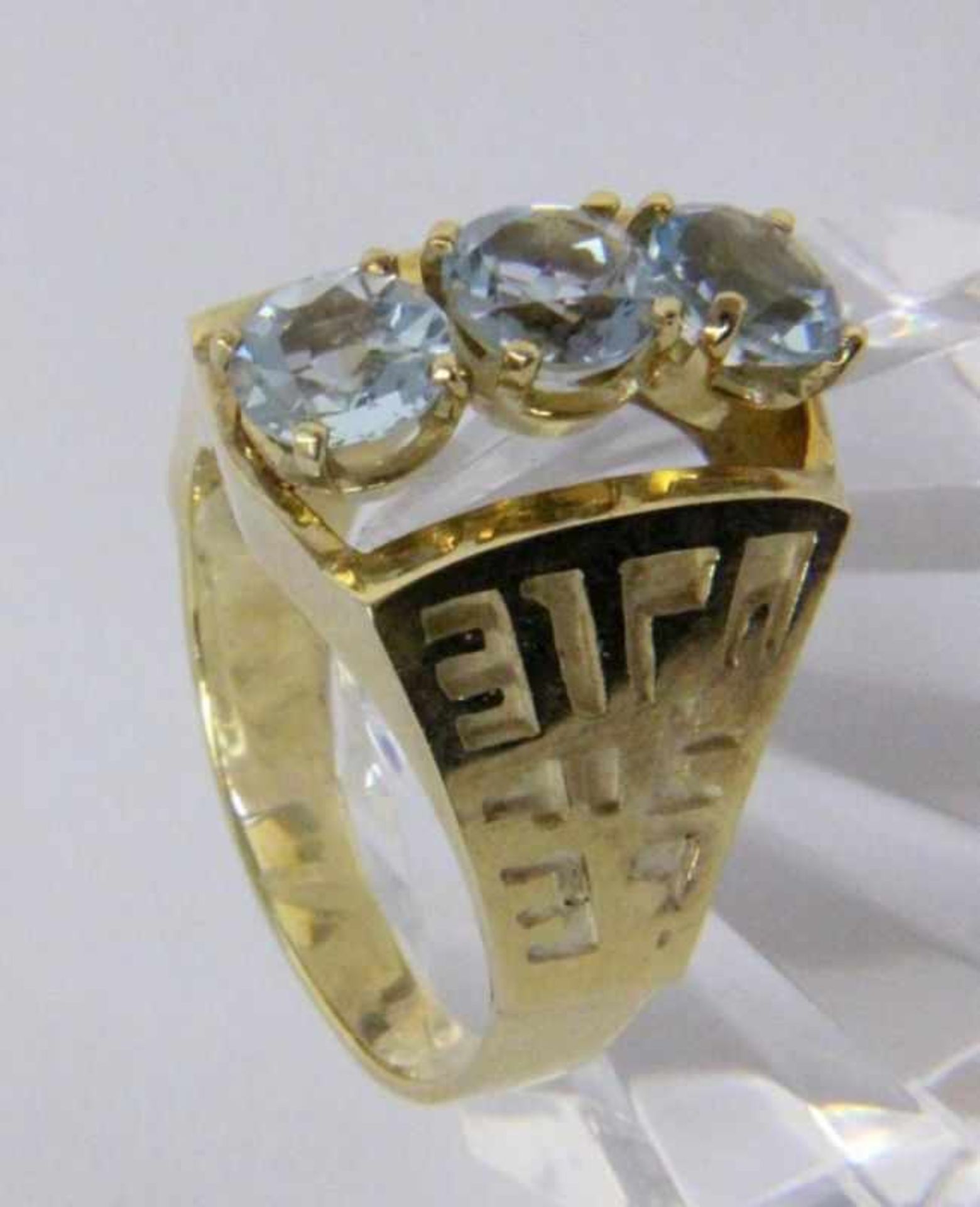 A LADIES RING 585/000 yellow gold and 3 aquamarines. Ring size 56, gross weightapproximately 8.9