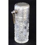 A PERFUME SPRAYER Cut crystal glass with 925/000 silver mount and engraved decoration. 9.5cm