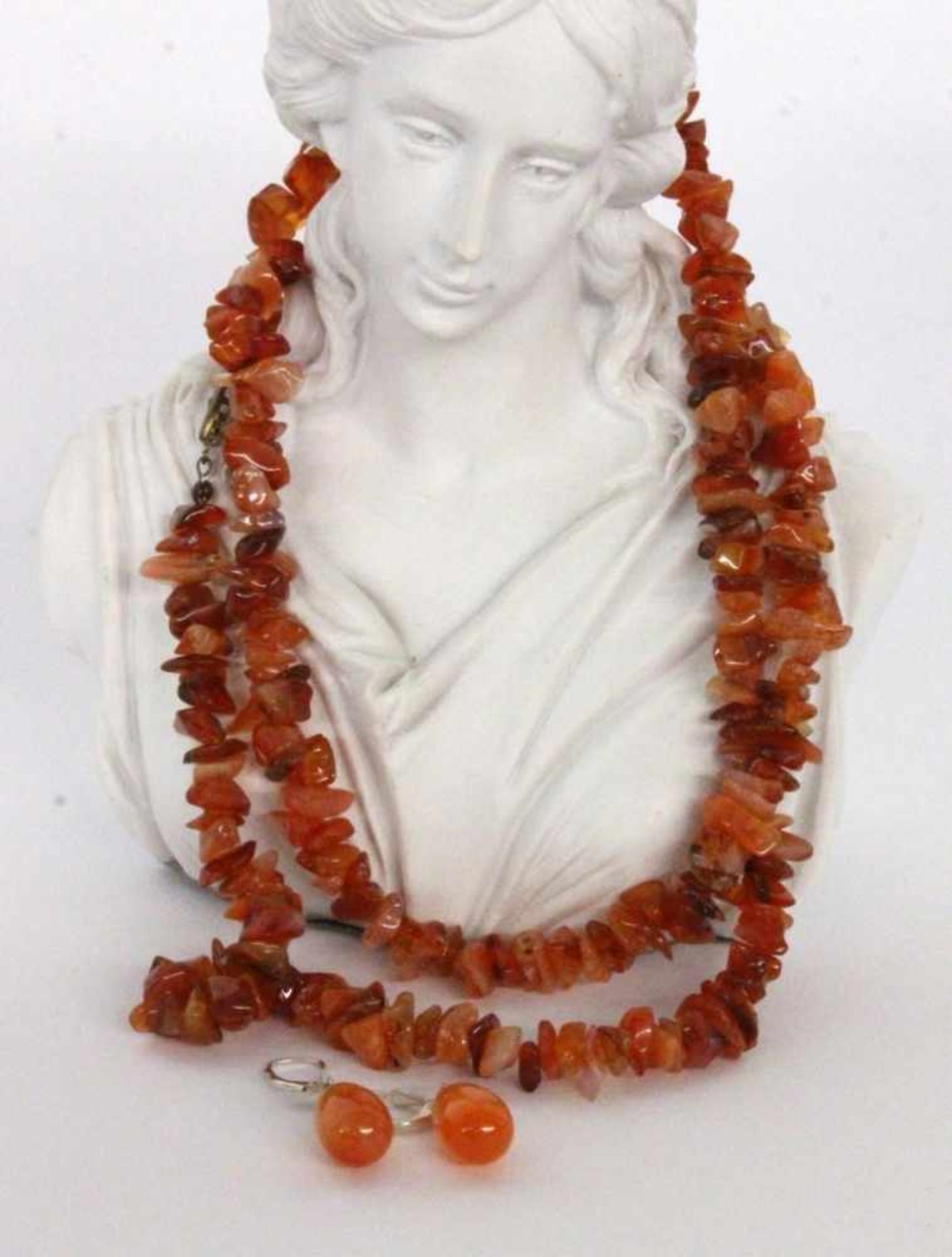 A CARNELIAN NECKLACE 82 cm long. Includes a pair of drop earrings, carnelian with silver.HALSKETTE