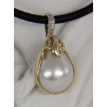 A CLIP PENDANT 585/000 yellow gold with Mabé pearl. Gross weight approximately 3.9 grams.Includes