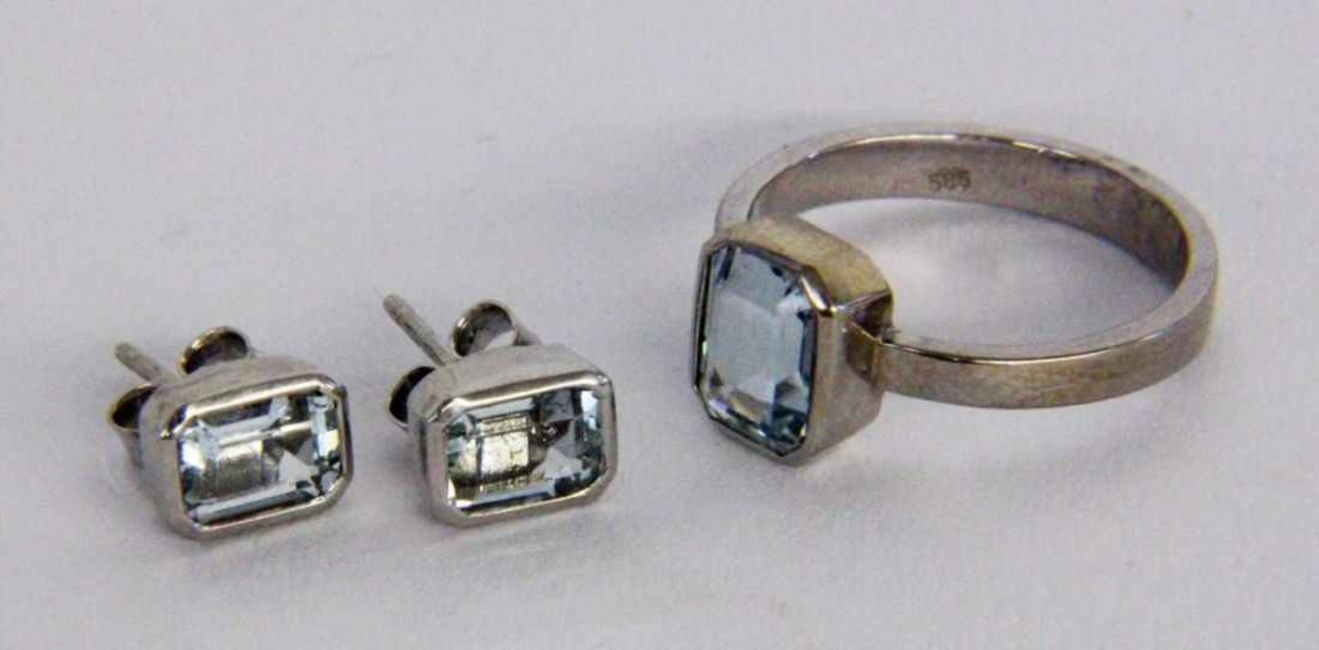 A LADIES RING AND A PAIR OF STUD EARRINGS 585/000 white gold with aquamarines. Ring size56, gross