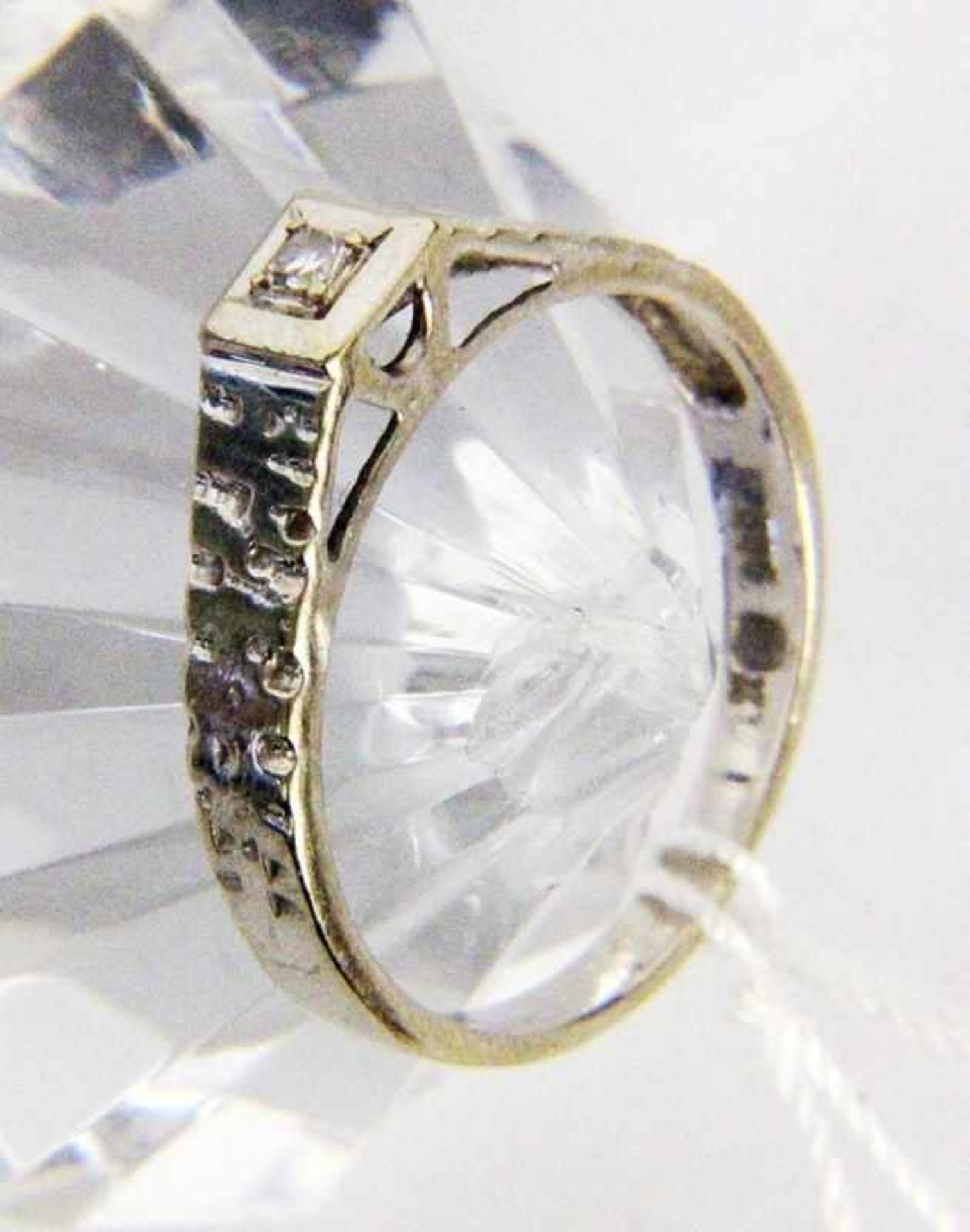 A LADIES RING 585/000 white gold with a brilliant cut diamond of approximately 0.04ct.Ring size