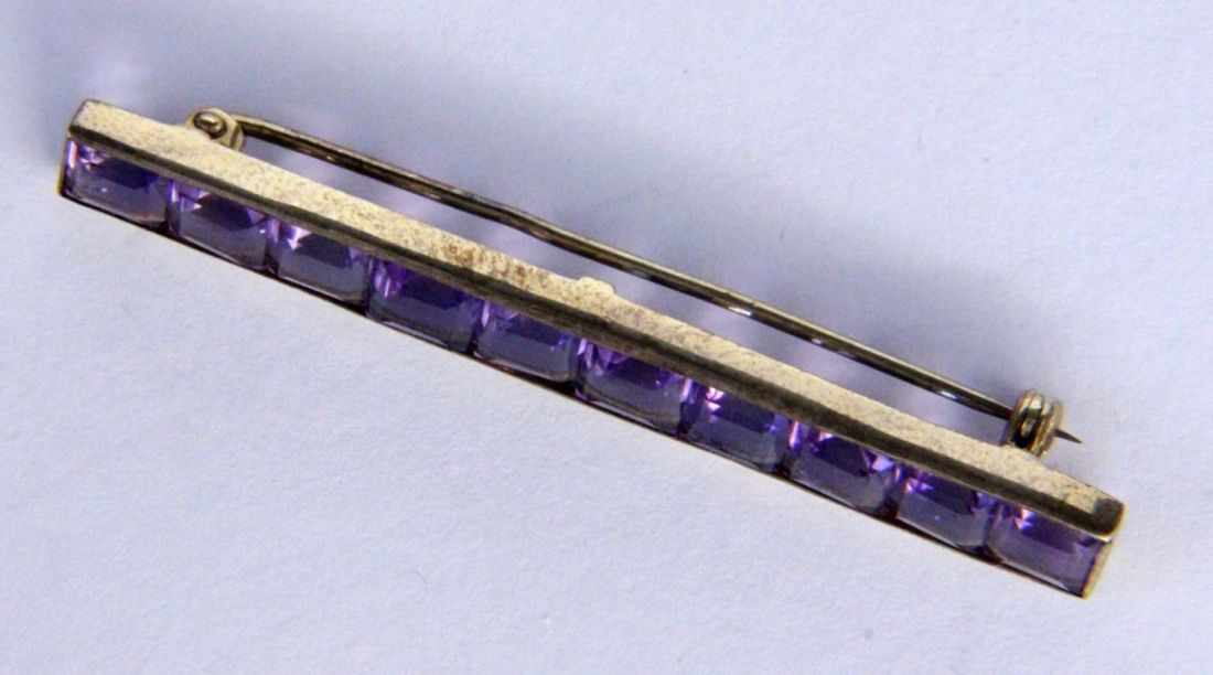 A BAR BROOCH 585/000 yellow gold with amethysts. 5.8 cm long, gross weight approximately