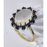 A LADIES RING 585/000 yellow gold with moonstone and sapphires. Ring size 56, gross