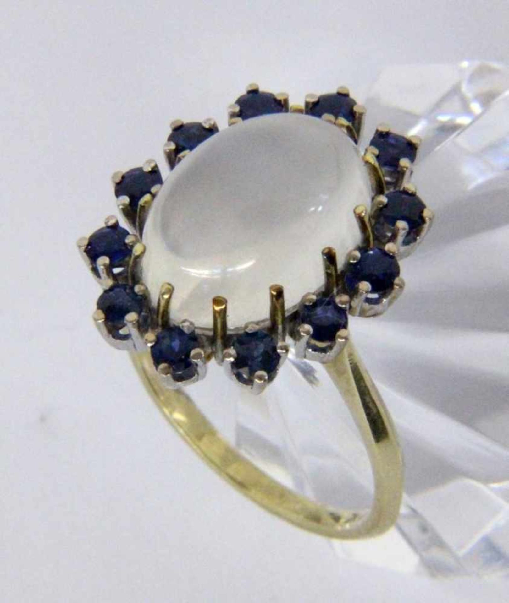 A LADIES RING 585/000 yellow gold with moonstone and sapphires. Ring size 56, gross