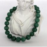 AN AVENTURINE NECKLACE approximately 15 mm. Silver magnetic clasp. 37.5 cm longAVENTURINHALSKETTEca.