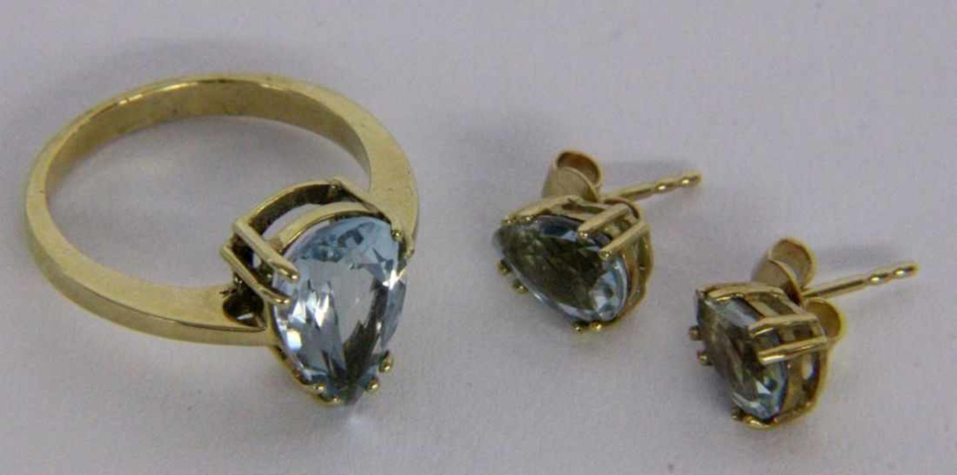 A LADIES RING AND A PAIR OF STUD EARRINGS 585/000 yellow gold with fine aquamarines. Ringsize 56,