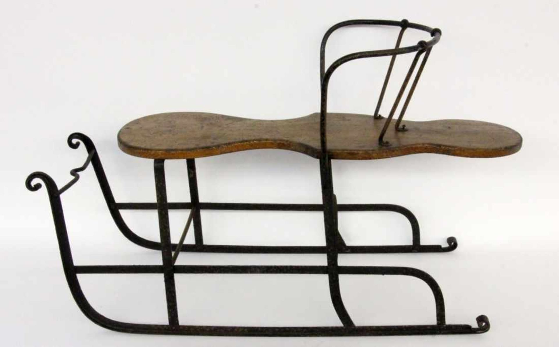 AN OLD SLEIGH Iron frame, wooden seat. 100 cm longALTER SCHLITTENEisengestell, Holzsitz. L.