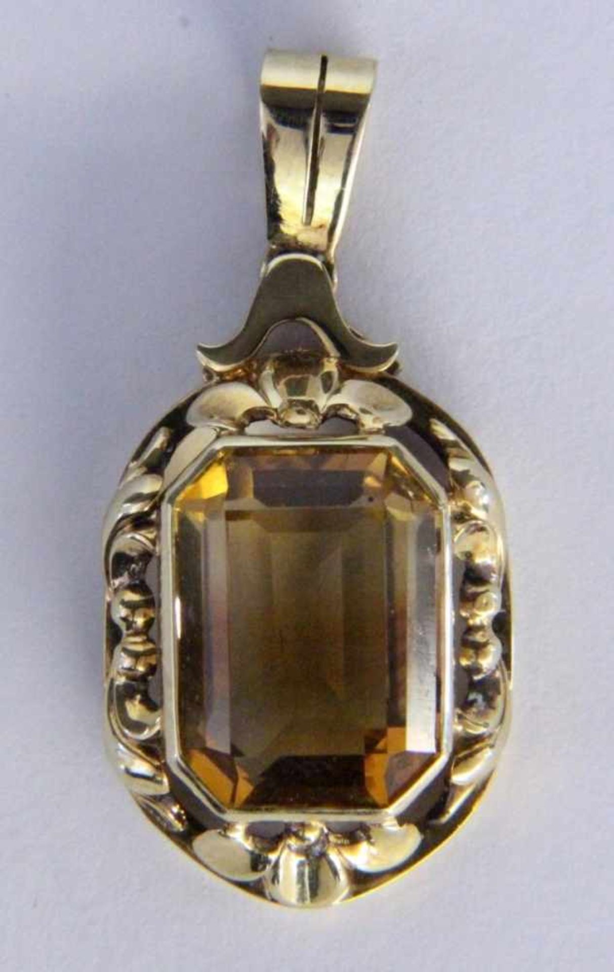 A PENDANT 585/000 yellow gold with citrine. 4 cm long, gross weight approximately 6.
