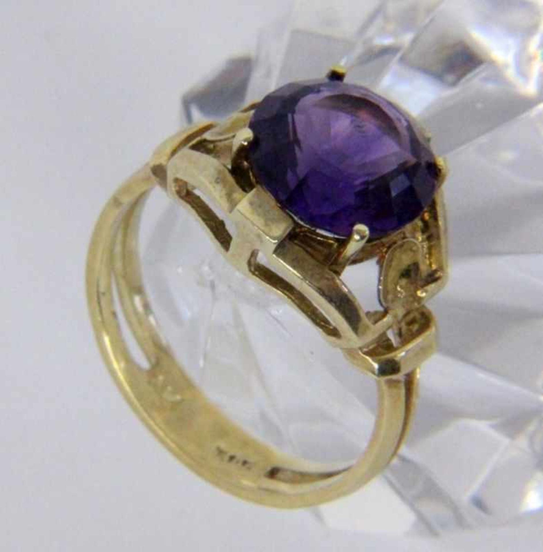 A LADIES RING 585/000 yellow gold with amethyst. Ring size 56, gross weight approximately5.1