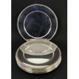 A SET OF 11 CHARGER PLATES Metal, polished. Diameter 29.5 cm.SATZ VON 11 PLATZTELLERNMetall,