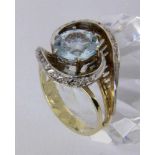 A LADIES RING 585/000 yellow gold with aquamarine and brilliant cut diamonds. Ring size57, gross