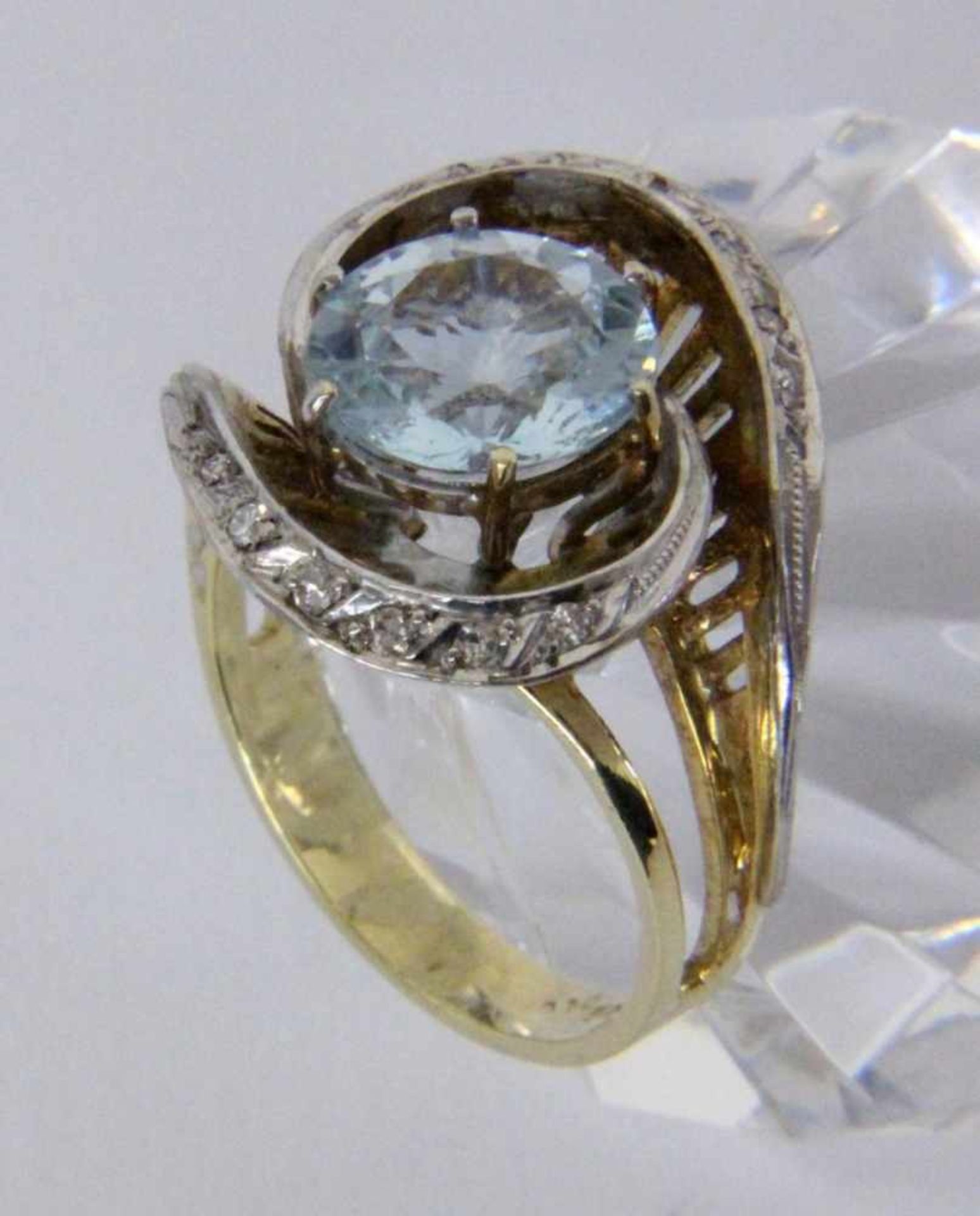 A LADIES RING 585/000 yellow gold with aquamarine and brilliant cut diamonds. Ring size57, gross