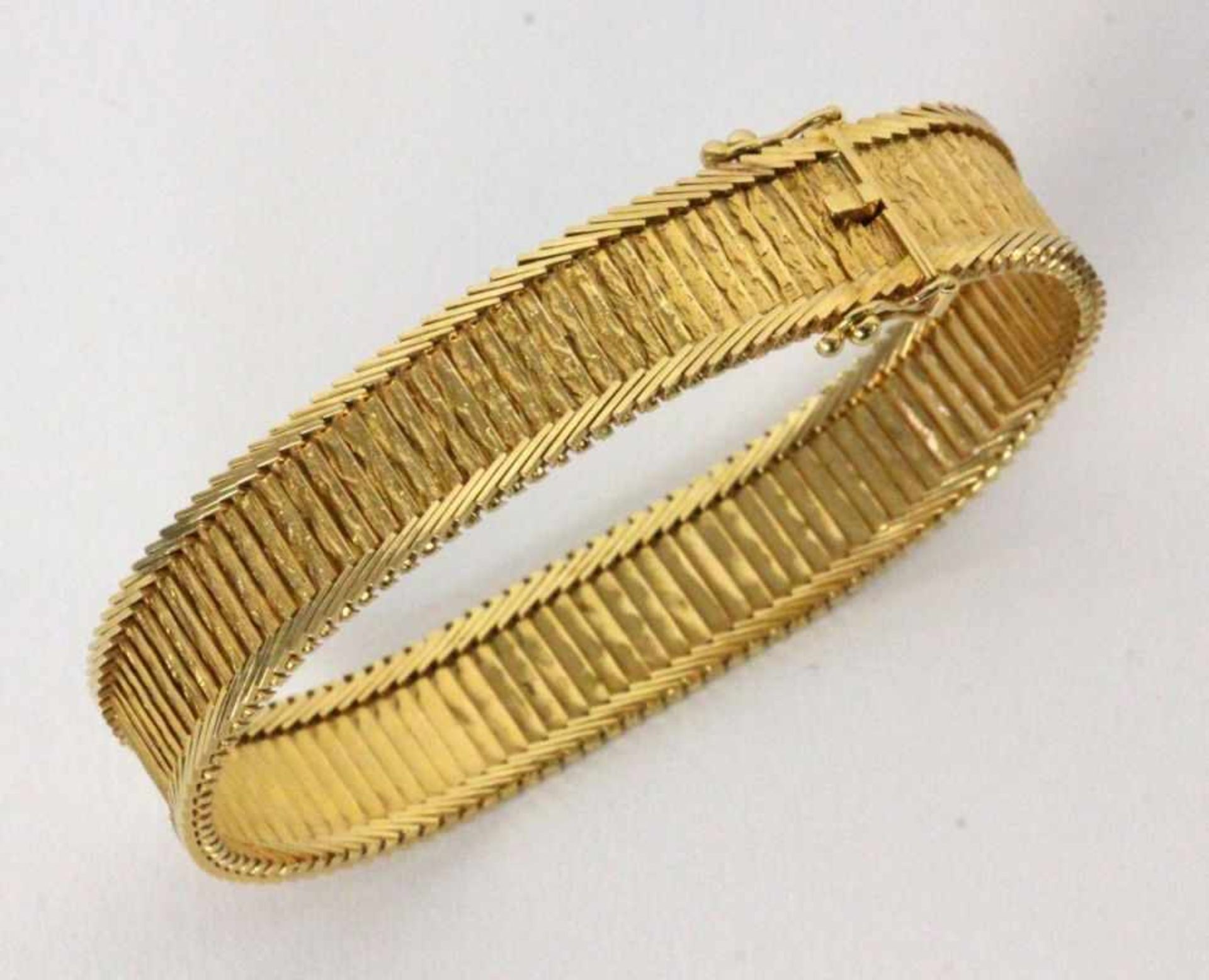 A BRACELET 750/000 yellow gold. 18 cm long, approximately 33 gramsARMBAND750/000 Gelbgold. L.18cm,