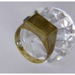A MEN'S RING 333/000 yellow gold. Ring size 66, gross weight approximately 3.8 gramsHERRENRING333/