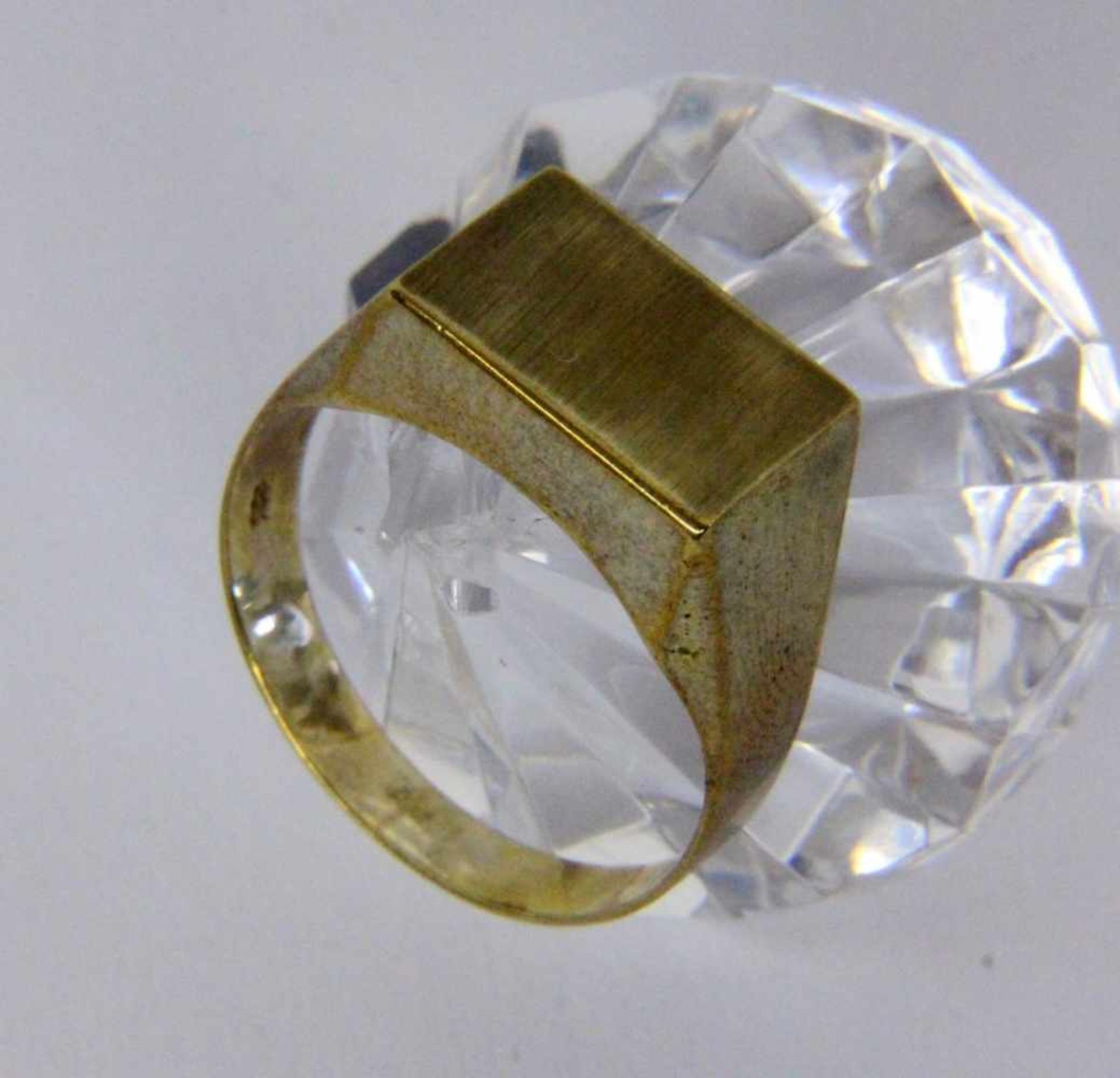 A MEN'S RING 333/000 yellow gold. Ring size 66, gross weight approximately 3.8 gramsHERRENRING333/