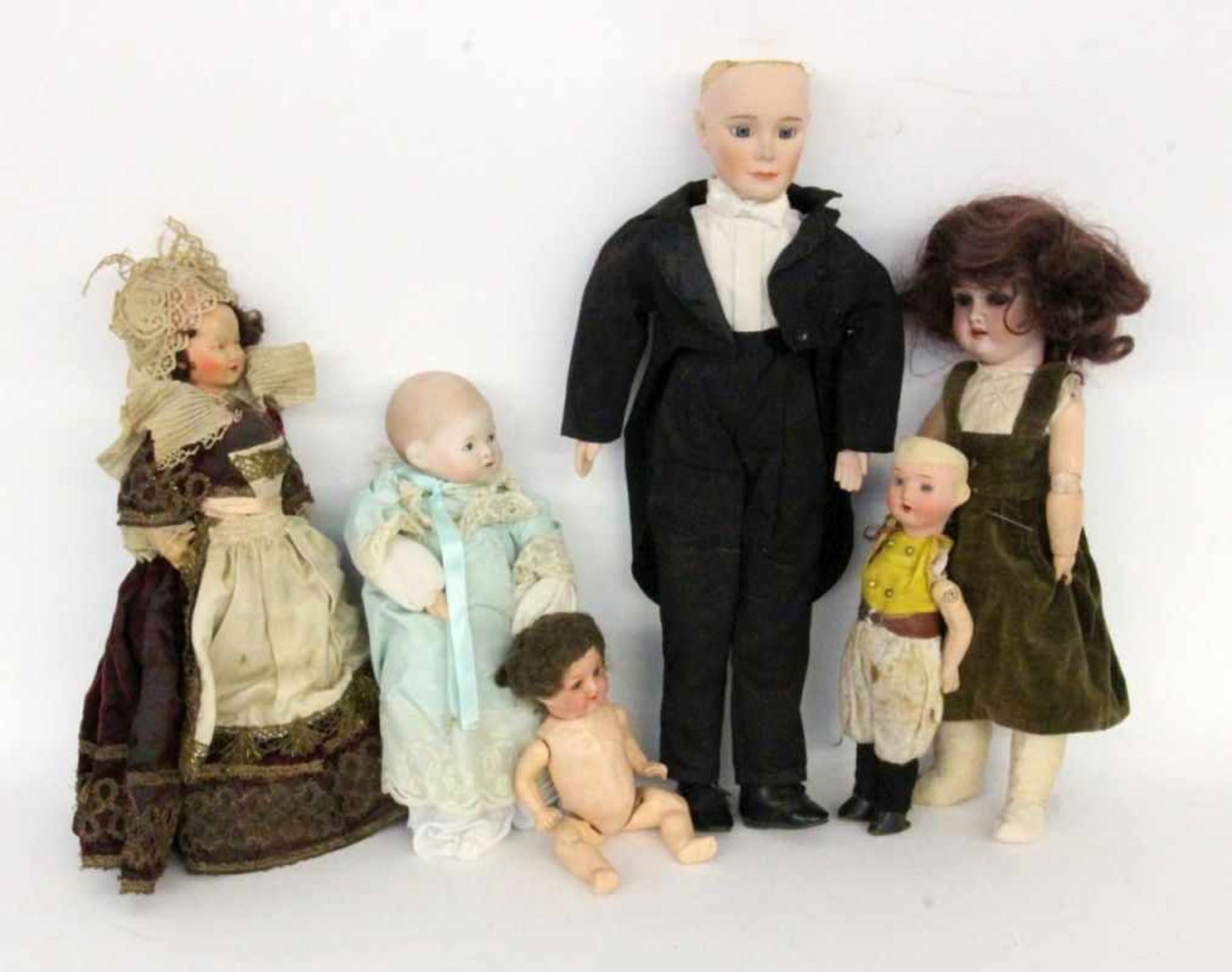 A LOT OF 6 DOLLS Condition: damaged in part.LOT VON 6 PUPPENteils besch.- - -19.33 % buyer's premium