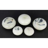 A LOT OF 5 SMALL LIDDED BOXES China, Qing dynasty Porcelain, partly with blue underglazepainting.