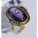 A LADIES' RING 585/000 yellow gold with amethyst and 2 brilliant cut diamonds. Ring size56, gross