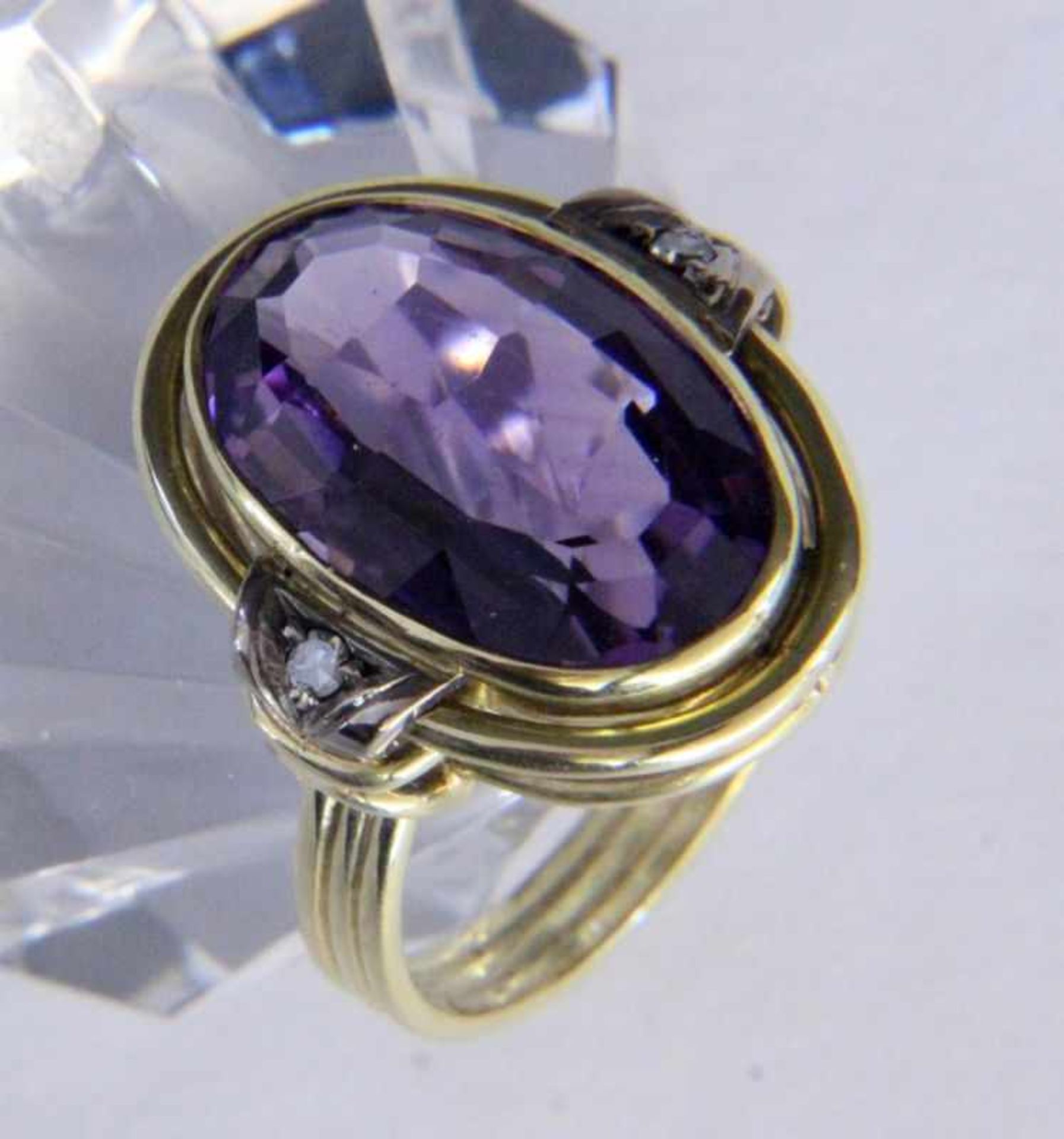 A LADIES' RING 585/000 yellow gold with amethyst and 2 brilliant cut diamonds. Ring size56, gross