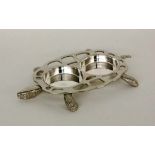 A SERVING TRAY IN THE FORM OF A TURTLE 20th century Silver-plated metal. 29.5 cm long.