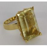 A LADIES RING 750/000 yellow gold with large citrine, approximately 20 x 12 mm. Ring size54, gross