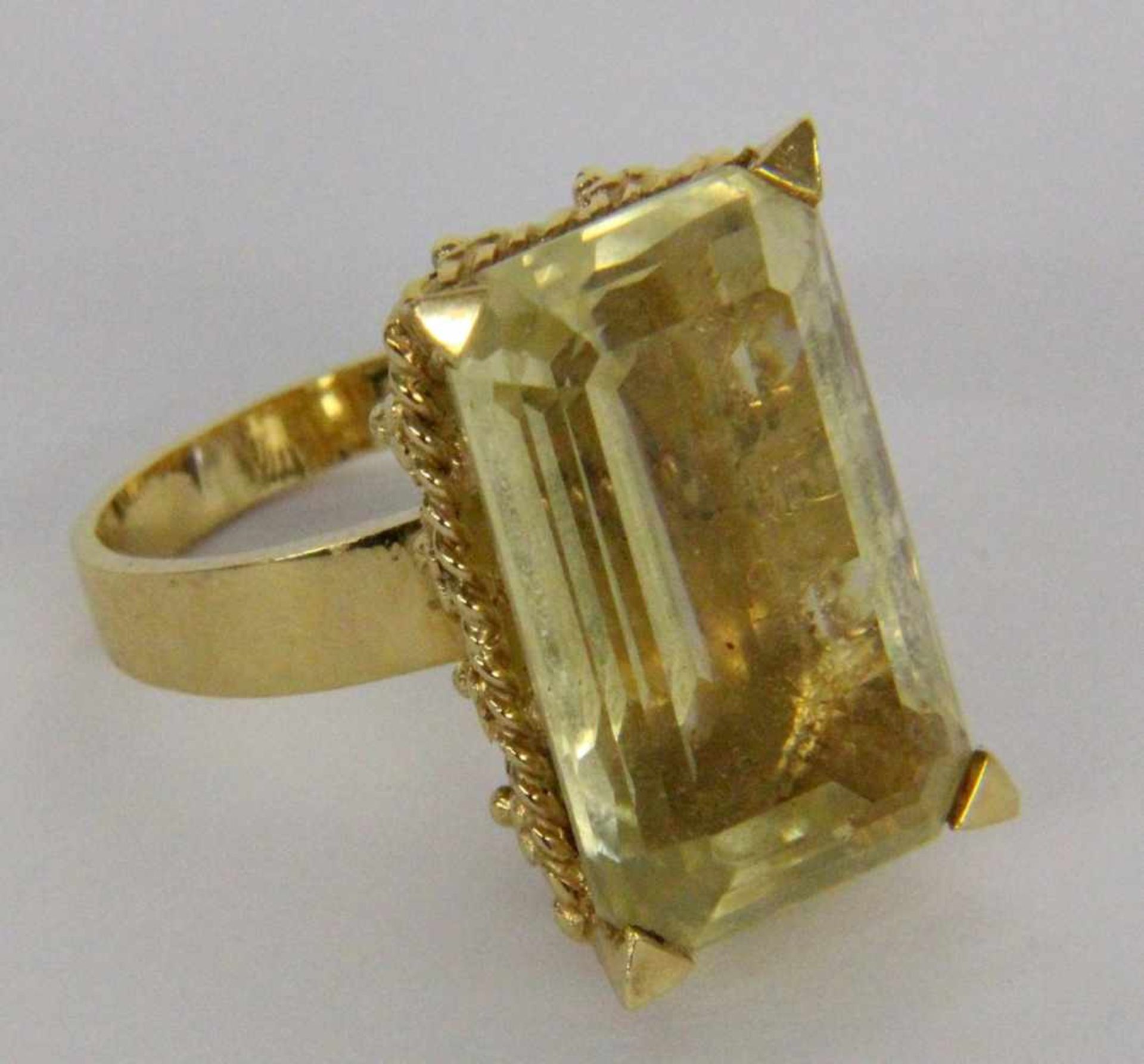 A LADIES RING 750/000 yellow gold with large citrine, approximately 20 x 12 mm. Ring size54, gross