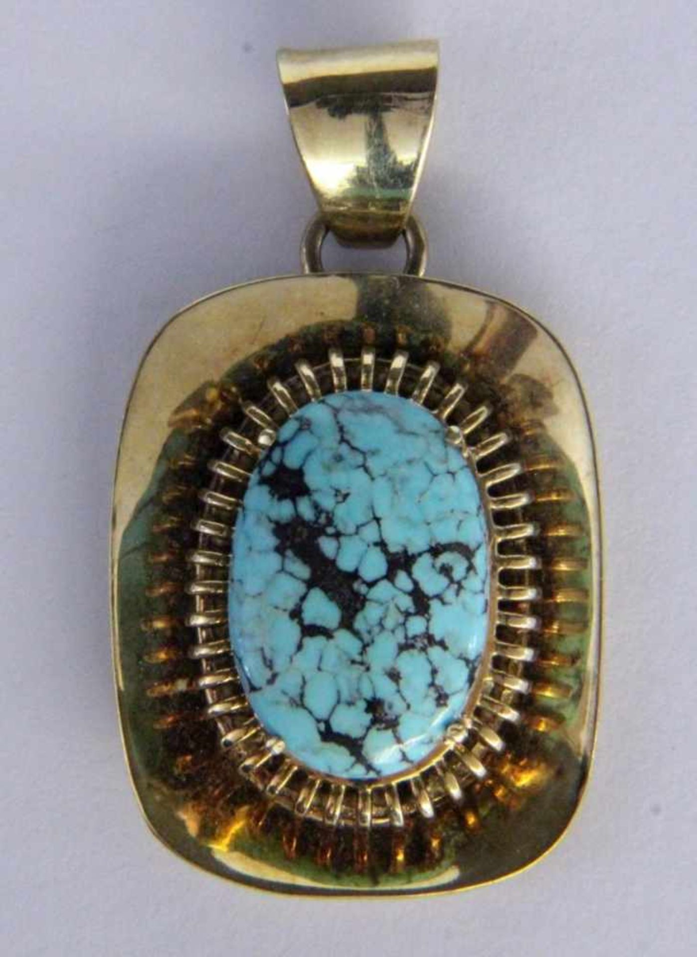 A PENDANT 585/000 yellow gold with turquoise. 4 cm long, gross weight approximately 9.