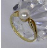 A PEARL RING 585/000 yellow gold. Ring size 59, gross weight approximately 2.9 gramsPERLENRING585/