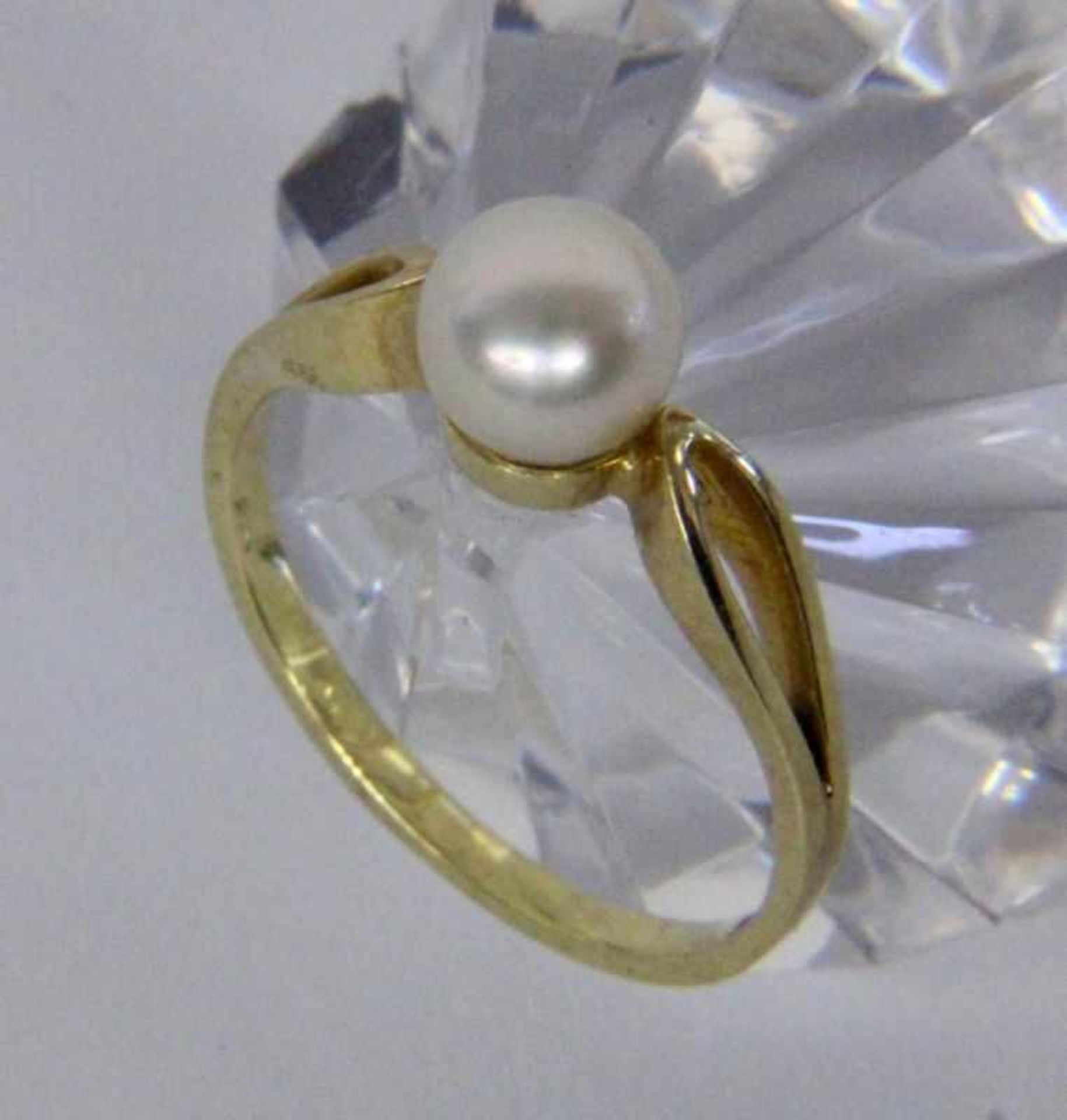 A PEARL RING 585/000 yellow gold. Ring size 59, gross weight approximately 2.9 gramsPERLENRING585/