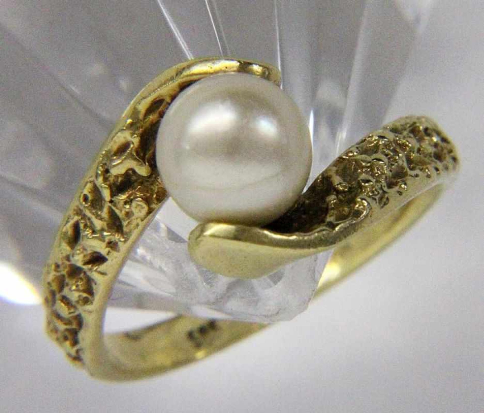 A PEARL RING 585/000 yellow gold with cultured pearl measuring approximately 7 mm. Ringsize 55,