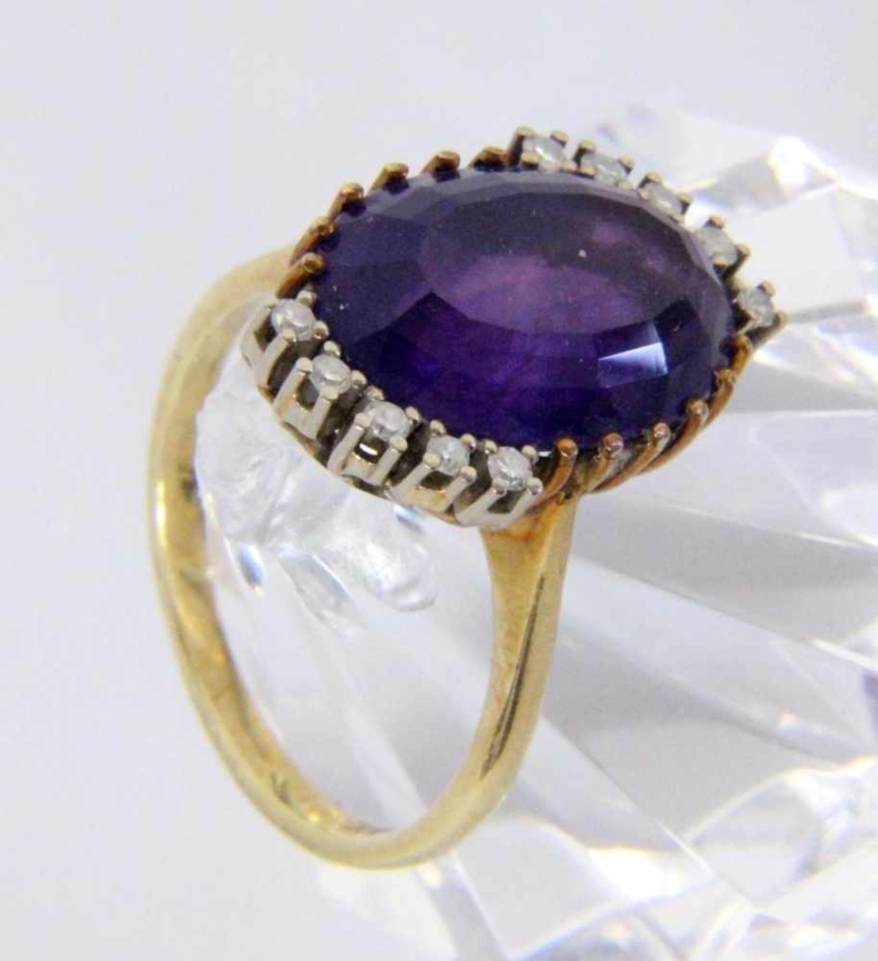 A LADIES RING 585/000 yellow gold with amethyst and brilliant cut diamonds. Ring size 56,gross