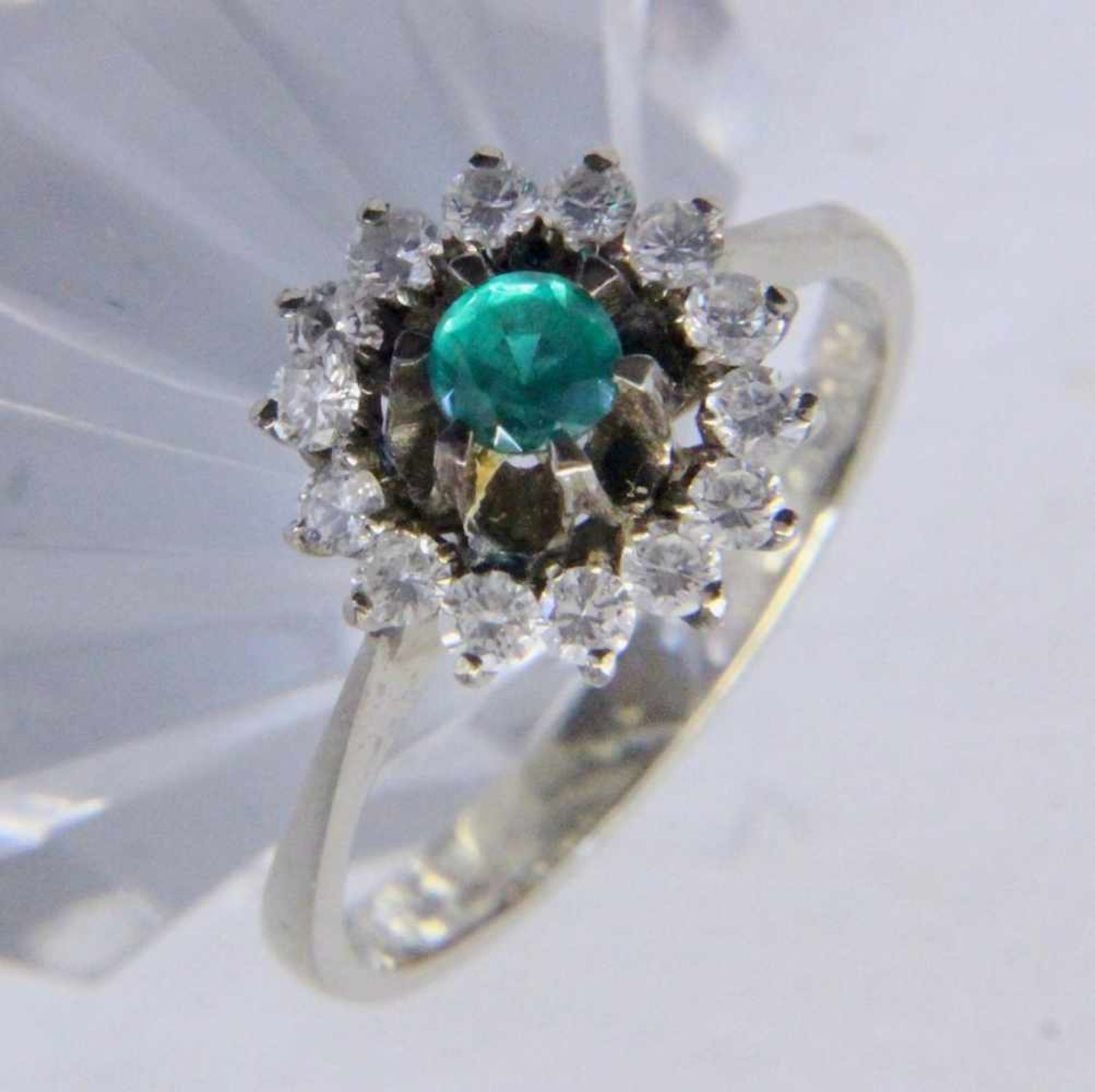 A LADIES' RING 585/000 white gold with emerald and brilliant cut diamonds. Ring size 55,gross weight