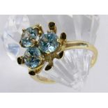 A LADIES RING 585/000 yellow gold with 3 blue zircons. Ring size 57, gross weightapproximately 6.6