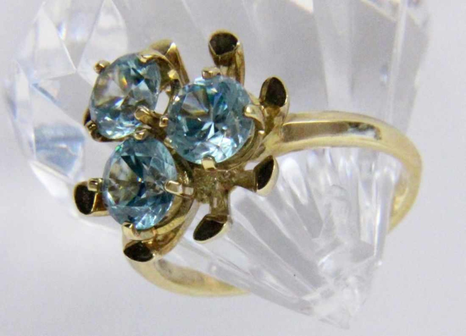 A LADIES RING 585/000 yellow gold with 3 blue zircons. Ring size 57, gross weightapproximately 6.6
