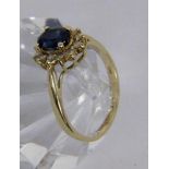 A COCKTAIL RING 585/000 yellow gold with sapphire and brilliant cut diamonds. Ring size53, gross