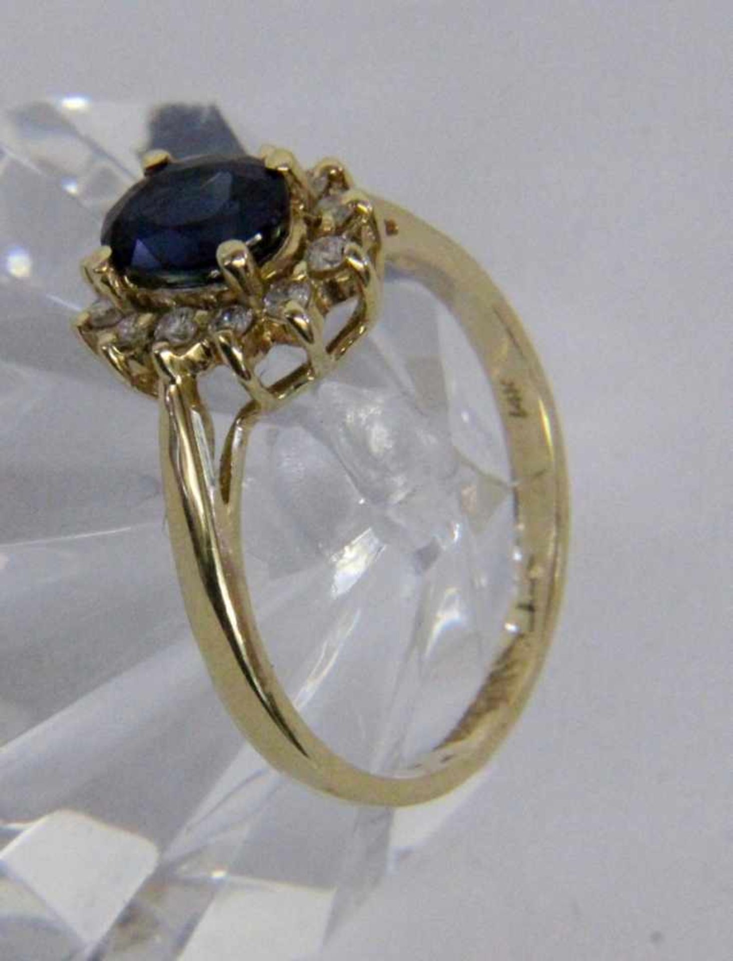 A COCKTAIL RING 585/000 yellow gold with sapphire and brilliant cut diamonds. Ring size53, gross